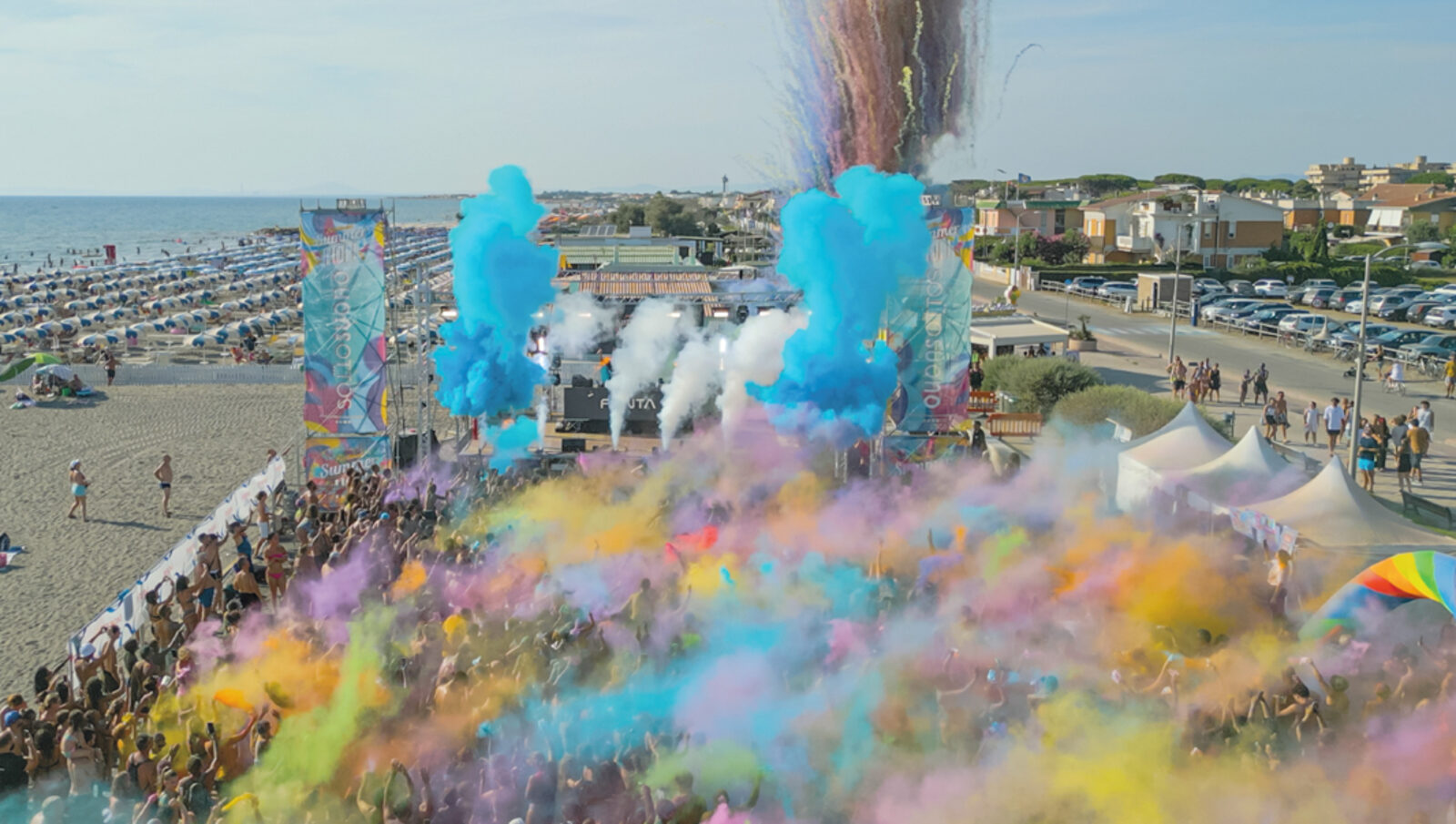 Festival Summer HOLI — esplosione di colori in spiaggia